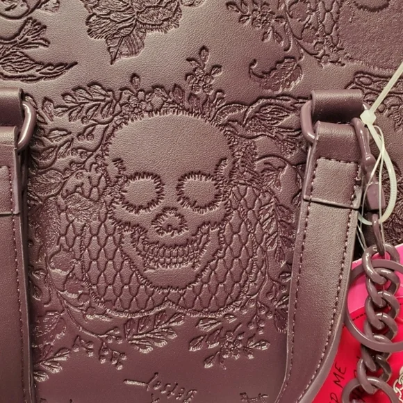 ❎️‼️1 Left ‼️❎️BETSEY JOHNSON embossed xoxomattie  plum skull ROSES XL  TOTE 💟 - Picture 5 of 9